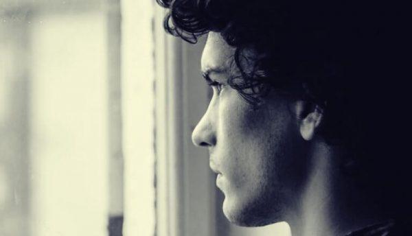 tænkende mand i sort hvid