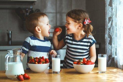 tvillinger sætter en masse jordbær til livs