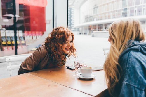 To venner der drikker kaffe