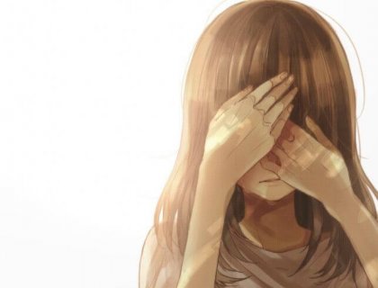 Kvinde der dækker sit ansigt