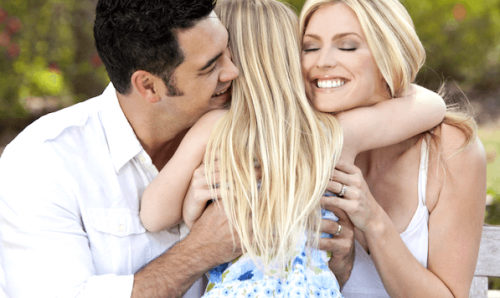 Forældre krammer pige