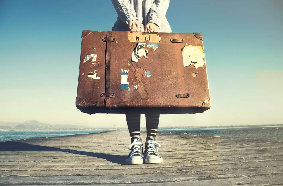 Person står med stor baggage, der symboliserer personlighed, som kan analyseres med 16PF personlighedstest