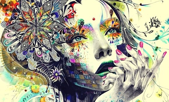 Kvinde tegnet med mandalaer