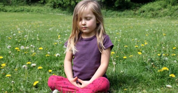 Pige, der anvender mindfulness for børn