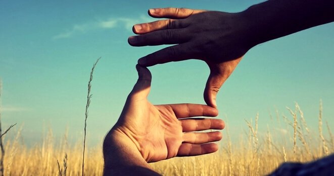 To hænder danner en ramme som illustration af horisontal tænkning