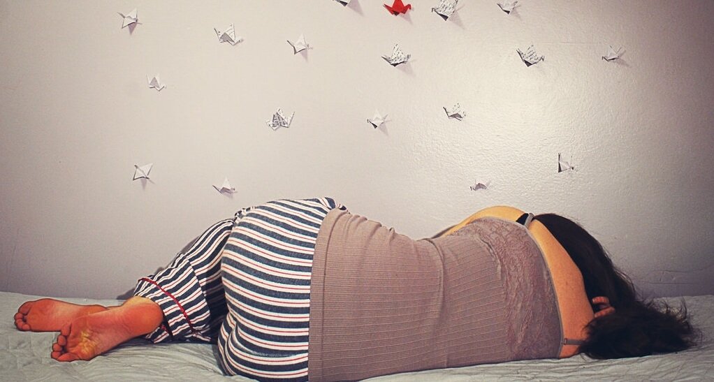 Kvinde sover på siden