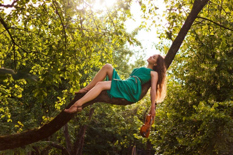 Kvinde hviler i træ