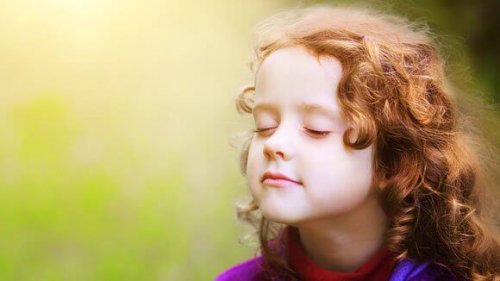 Pige udøver mindfulness for børn