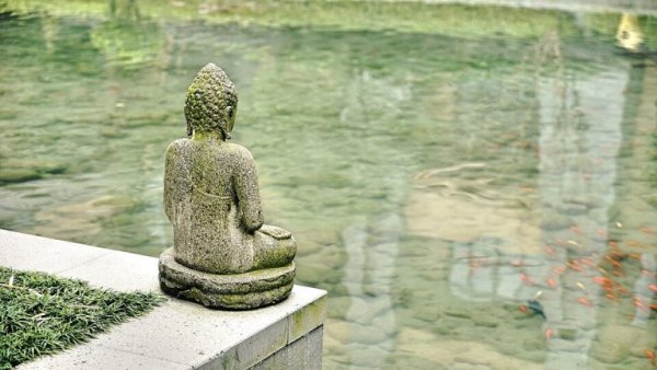 Buddha statue ved vand