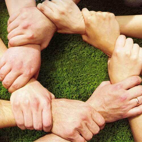 Hænder danner cirkel ved at holde fast i hinanden