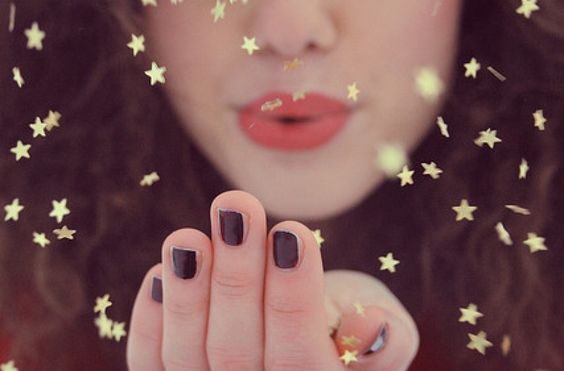 Kvinde puster små guldstjerner