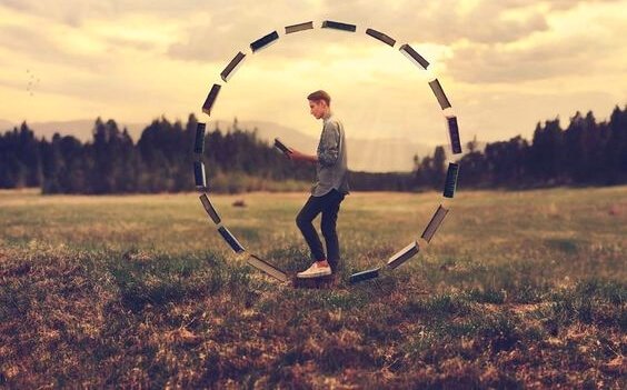 Mand, der går i cirkel, anvender balanceret tænkning
