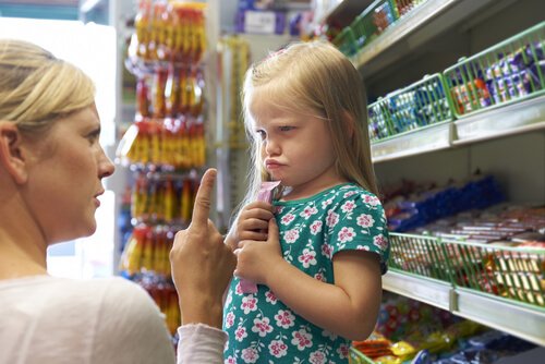 Mor prøver at forhindre raserianfald i butik