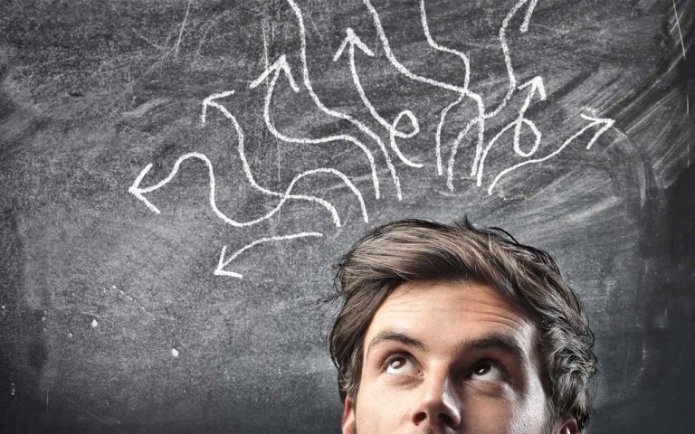 Mand med pile ud af hoved er forvirret over de forskellige typer af psykologisk terapi