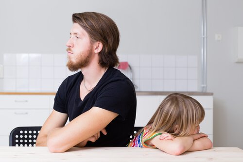 Far prøver at ignorere barn for at forhindre raserianfald