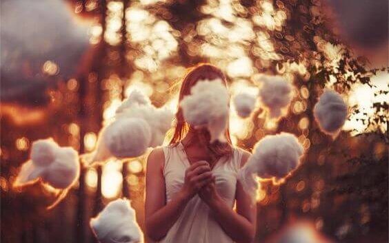 Kvinde med sky foran ansigt