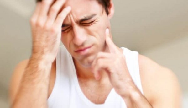 Mand tager sig til hoved på grund af ubehag