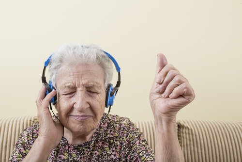 Ældre person lytter til musik i høretelefoner