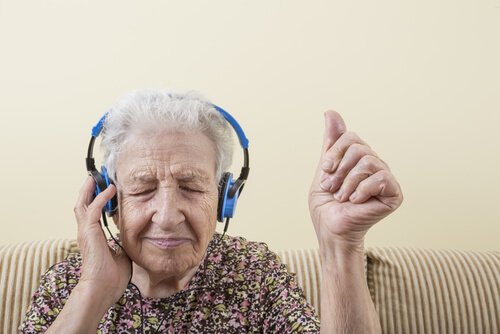 Ældre person lytter til musik i høretelefoner