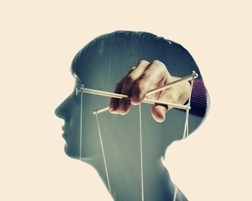 Anvendelsen af psykologiske manipulationsteknikker