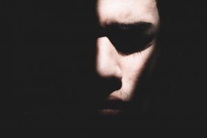 Hvordan kan man behandle posttraumatisk stresslidelse?