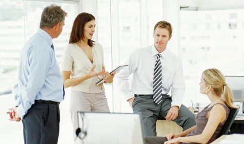 Kvinde tænker over, hvad hendes toneleje formidler, når hun taler til ansatte