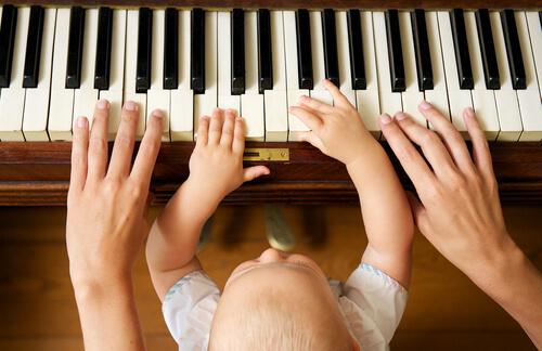 Sammenhængen mellem musik og intelligens kan få forældre til at lære deres børn at spille klaver tidligt