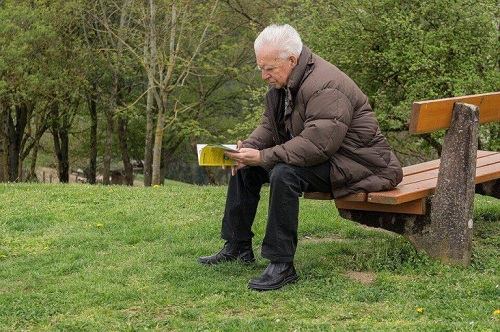 Bedstefar, der læser en bog