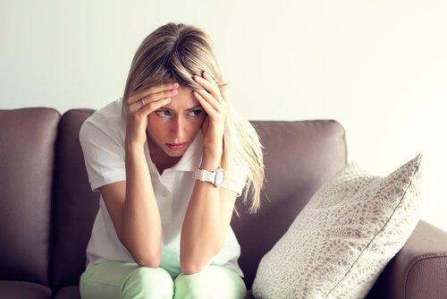 Kvinde tager sig til hoved og er bekymret over gængse sexproblemer