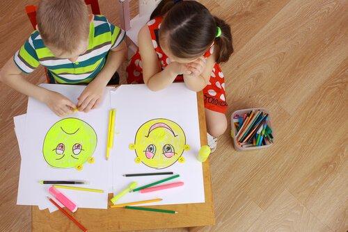 Børn tegner ansigter som del af emotionel-læsning