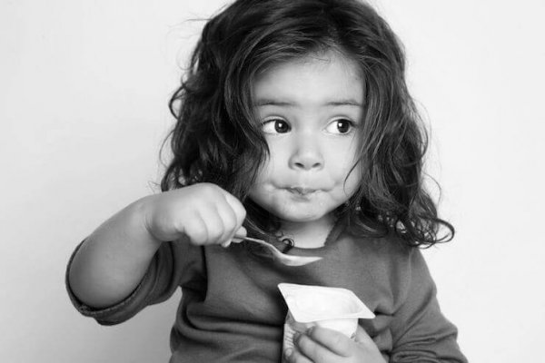 Barn der spiser yoghurt