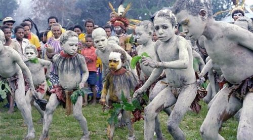 Børn i Papua Ny Guinea udfører besynderlige seksuelle traditioner