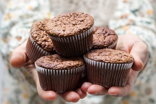 Chokolademuffins i en hånd
