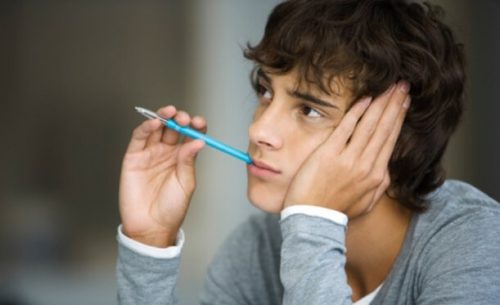 Dreng der dagdrømmer i skolen