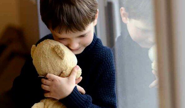 Dreng med bamse har separationsangst