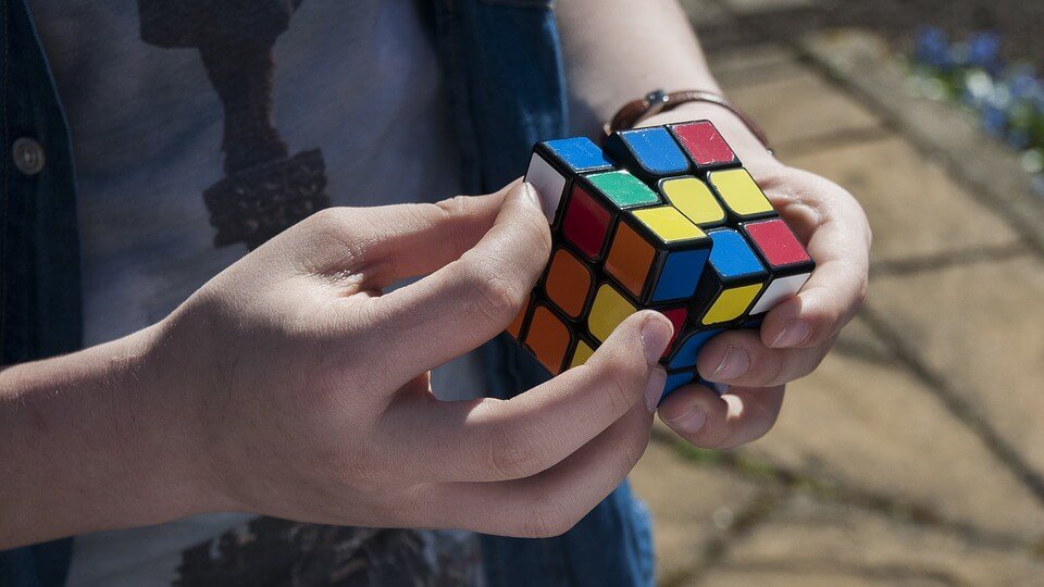 dreng med rubiks terning