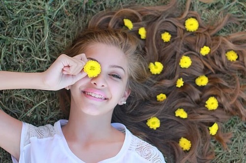 En teenagepige med blomster i håret