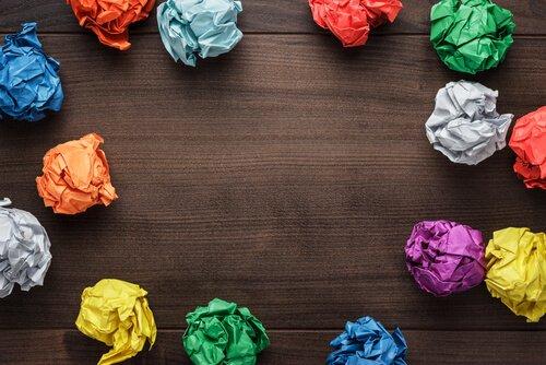 Papirkugler i forskellige farver
