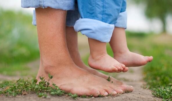 Far prøver at skabe trygge bånd med barn