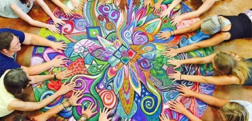 En grupper mennesker nyder fordelene ved kunstterapi