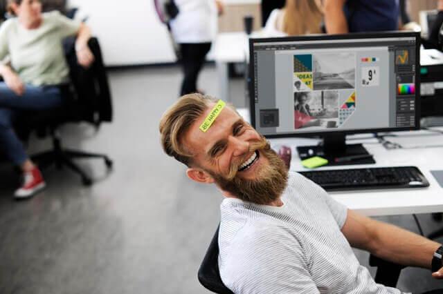Glad mand på kontor
