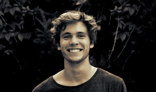 En dreng smiler til kamera