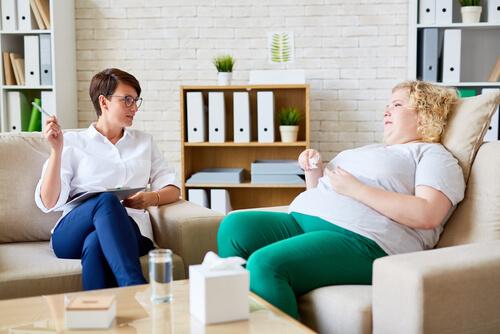 overvægtig kvinde får råd hos sin psykolog