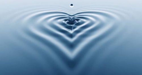 Dråber danner hjerte i vand