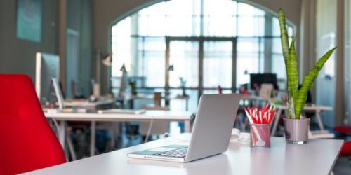 Arbejdsplads på et kontor