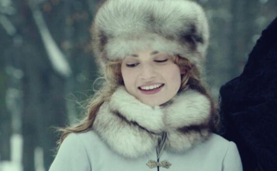 Kvinde i vintertøj smiler