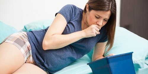Gravid kvinde, der er ved at kaste op