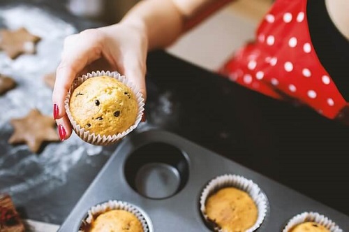Kvinde, der laver muffins