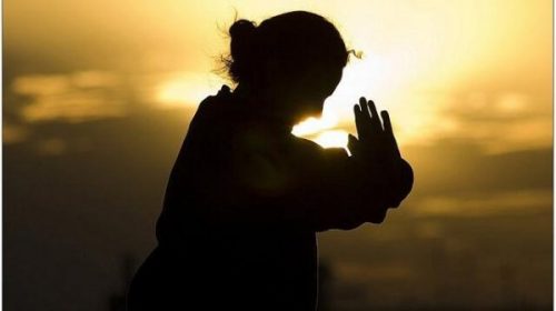 Kvinde, der træner kampsport