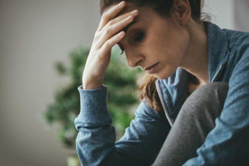 Kvinde oplever depression og tager sig til hoved